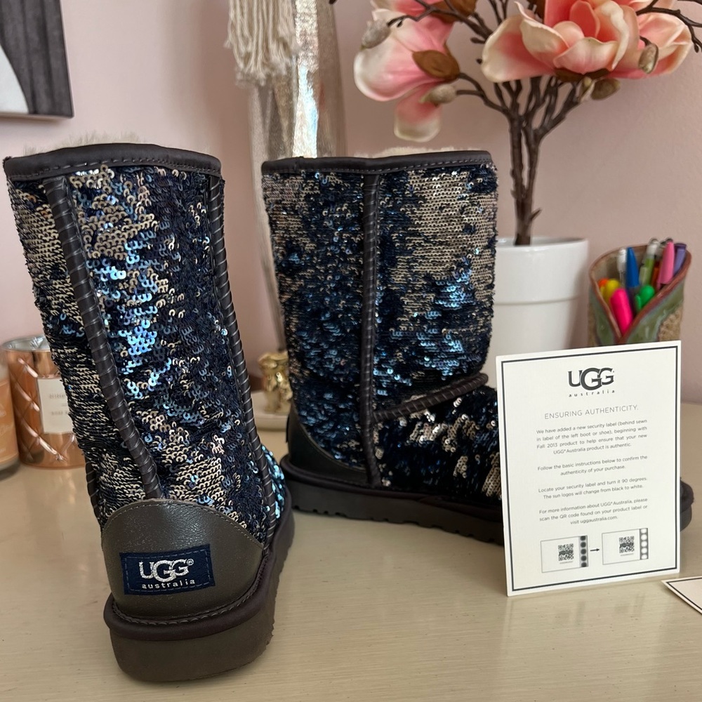 UGG size 7 classic short with blue/silver sequins with original wrapping - Picture 6 of 8